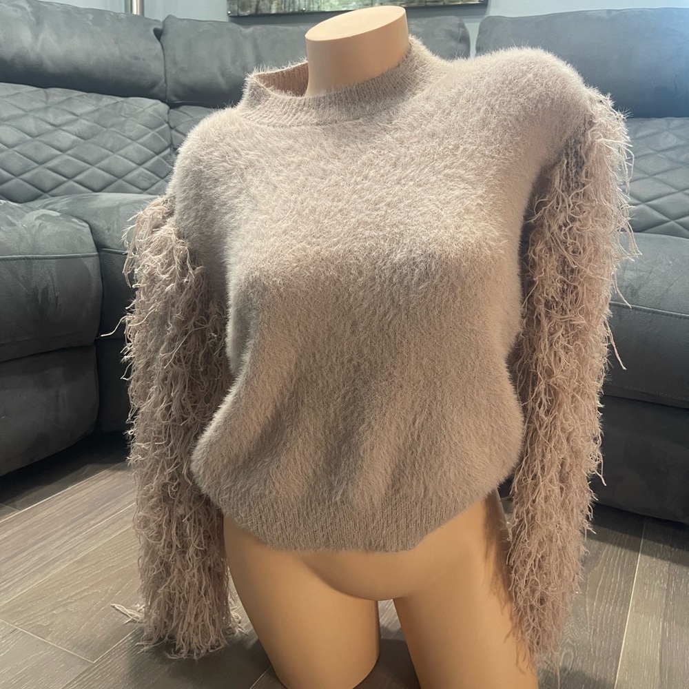 Fashion nova fuzzy sweater. Gently worn. Excellent condition. Xs